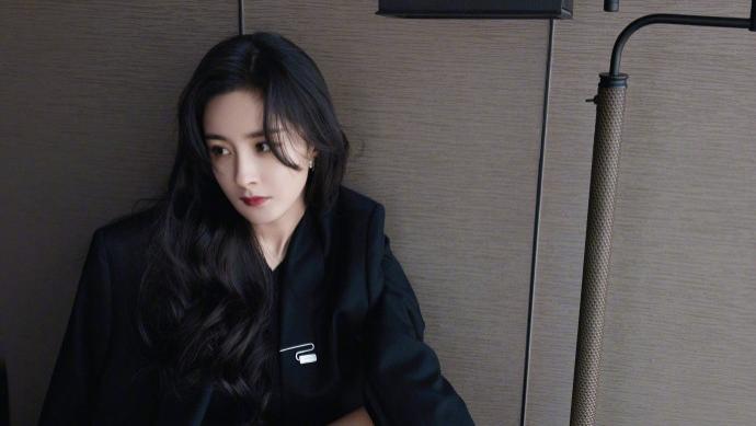 杨幂All Black穿搭十分酷飒，微卷长发配红唇性感且优雅