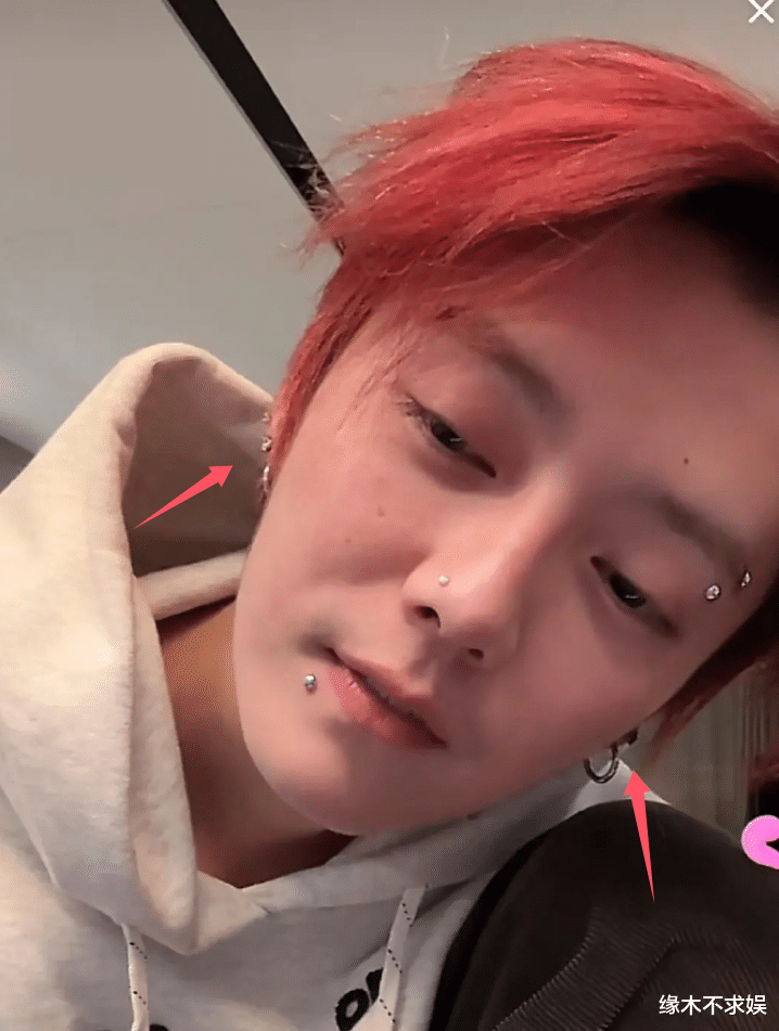 鹿晗凌晨直播放飞自我,竖中指骂脏话太颓废,被质疑和关晓彤分手了