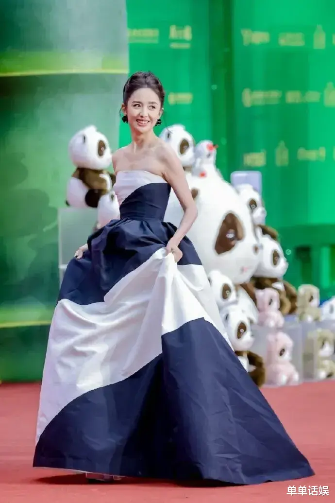佟丽娅亮相第37届大众电影百花奖,一袭黑白抹胸礼服,从容自信
