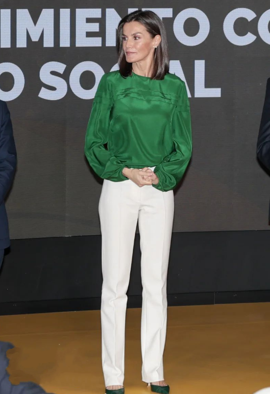 52岁西班牙王后出席颁奖礼!穿白绿配梳着齐肩发型,嫩成小姑娘了