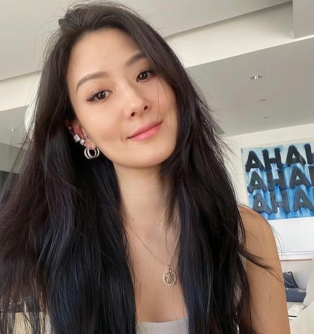 孙芸芸和女儿廖思惟登台版Vogue杂志封面，分不清哪个是妈！