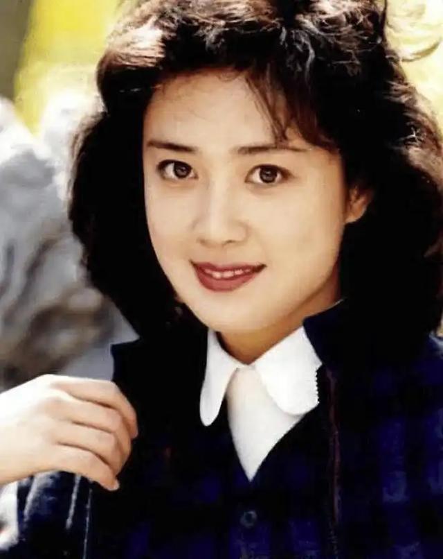 “最美妲己”傅艺伟,52岁入狱,59岁白发送黑发人,独子因病去世