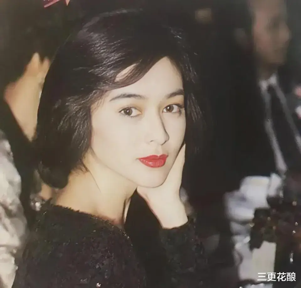 62岁关之琳与香港富商同游敦煌!沙漠豪华酒店开party,富商老婆晒照回应…