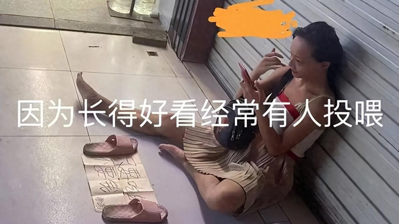 广西：女子常年不上班坐街边，因长得漂亮被路人投喂：又懒又馋！