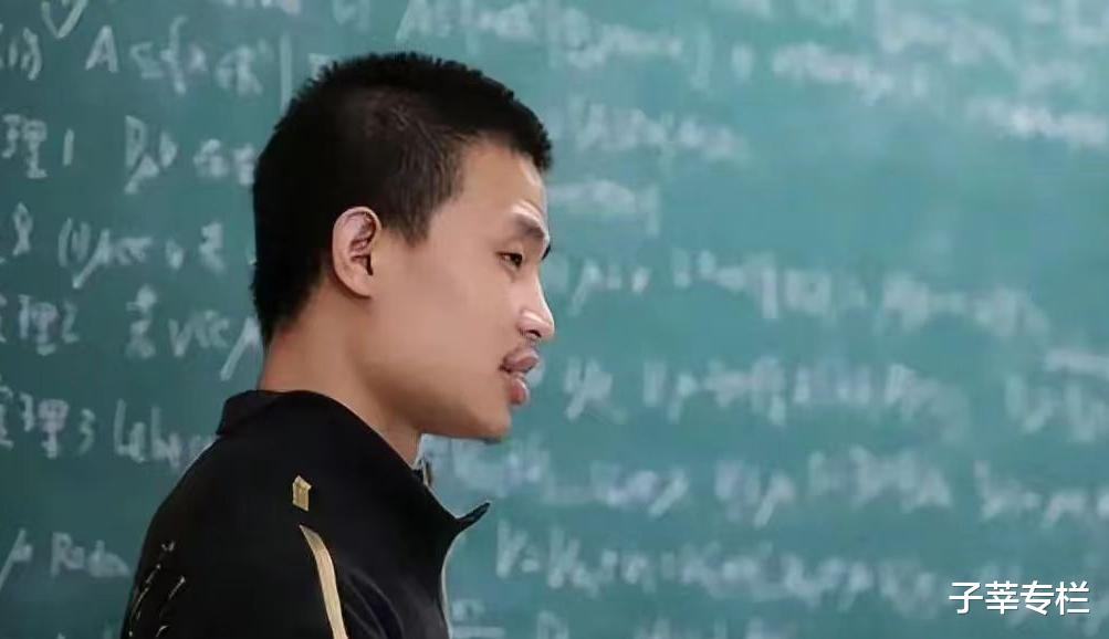 北大“韦神”与堂姐聚餐,吃饭样子引争议,网友的催婚把堂姐逗笑