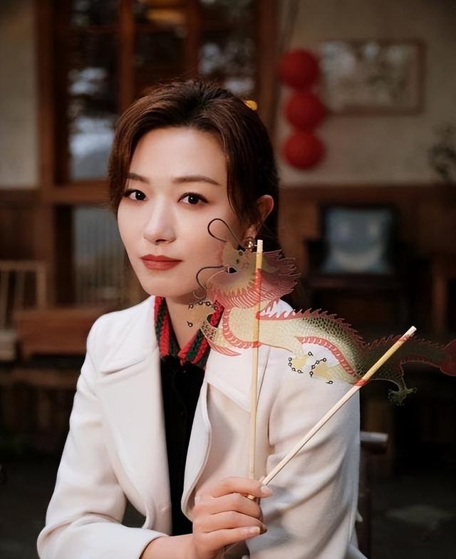 申花连夜搭乘班机回沪,斯卢茨基与演员万茜邻座