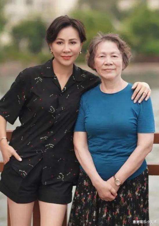 刘嘉玲带弟弟全家踏青,79岁母亲变瘦了,老人面色红润气质佳