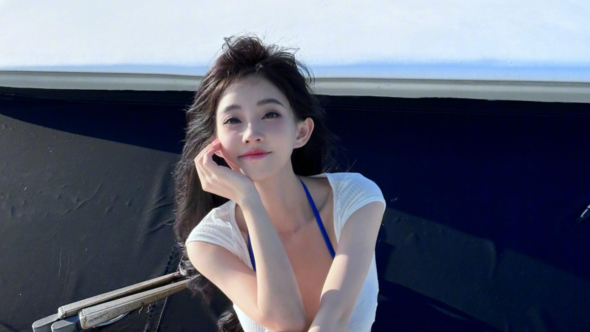 冯提莫首次素颜直播，面部状态判若两人，观众：脖子上的是草莓？