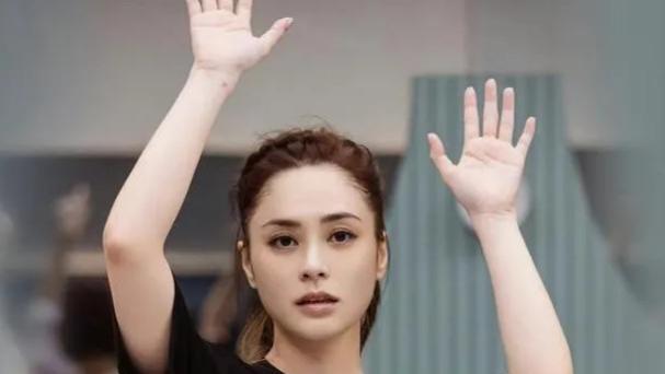 天啊！关智斌在twins演唱会现场向阿sa求婚，阿娇竟然又复胖了？！