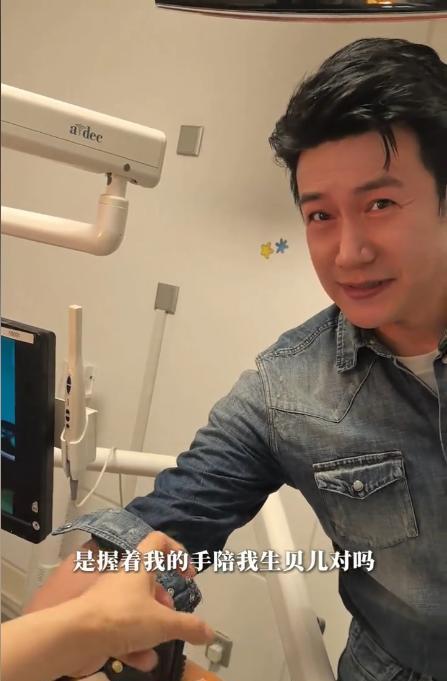 陆毅夫妇带女儿拔牙，16岁贝儿涂口红做指甲，陆毅皱眉表情抢镜