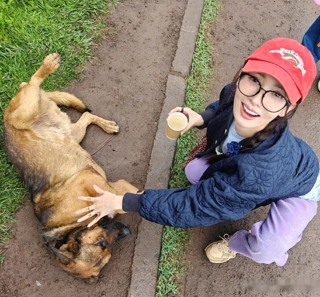 34岁金晨晒生日大片瘦到脱相撑不起泳衣太尴尬高级脸像瓷娃娃