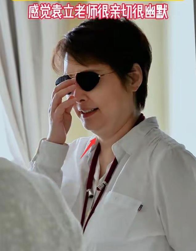 52岁袁立带老公聚会，夫妻合唱大秀恩爱，她素颜出镜已是大妈模样