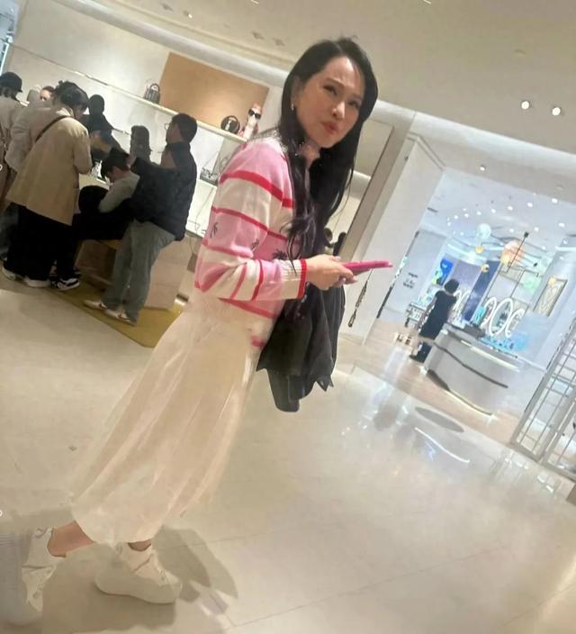 在商场拍到伊能静,虽然穿的很嫩,但并不那么年轻就是56岁的身体