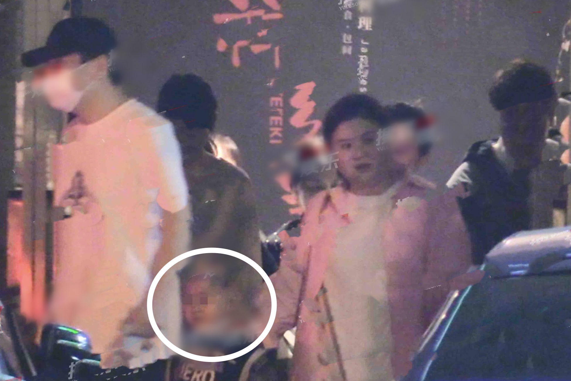 沈腾携妻子恩爱出游被偶遇,王琦身材惹争议,5岁儿子背影好成熟