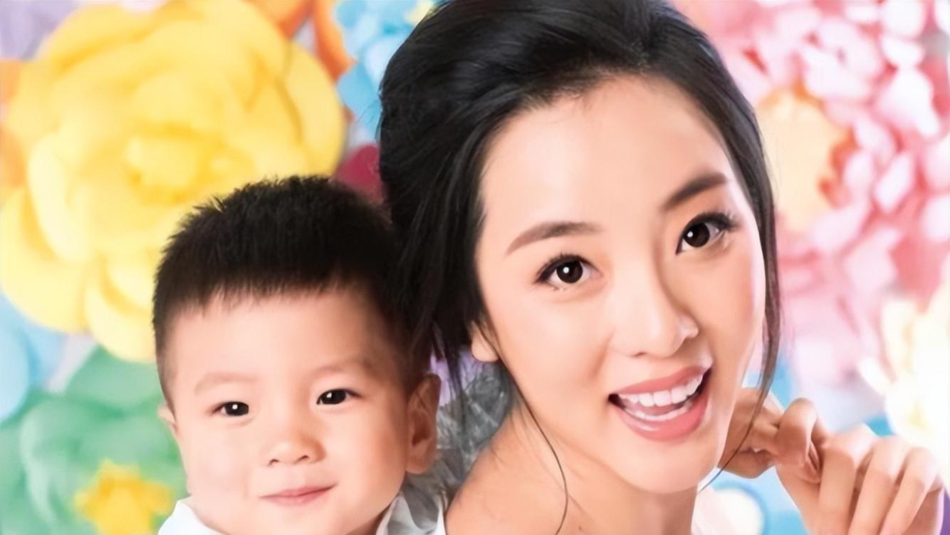离婚|“央视才女”李思思九次上春晚与初恋结婚生2胎，这才是人生赢家