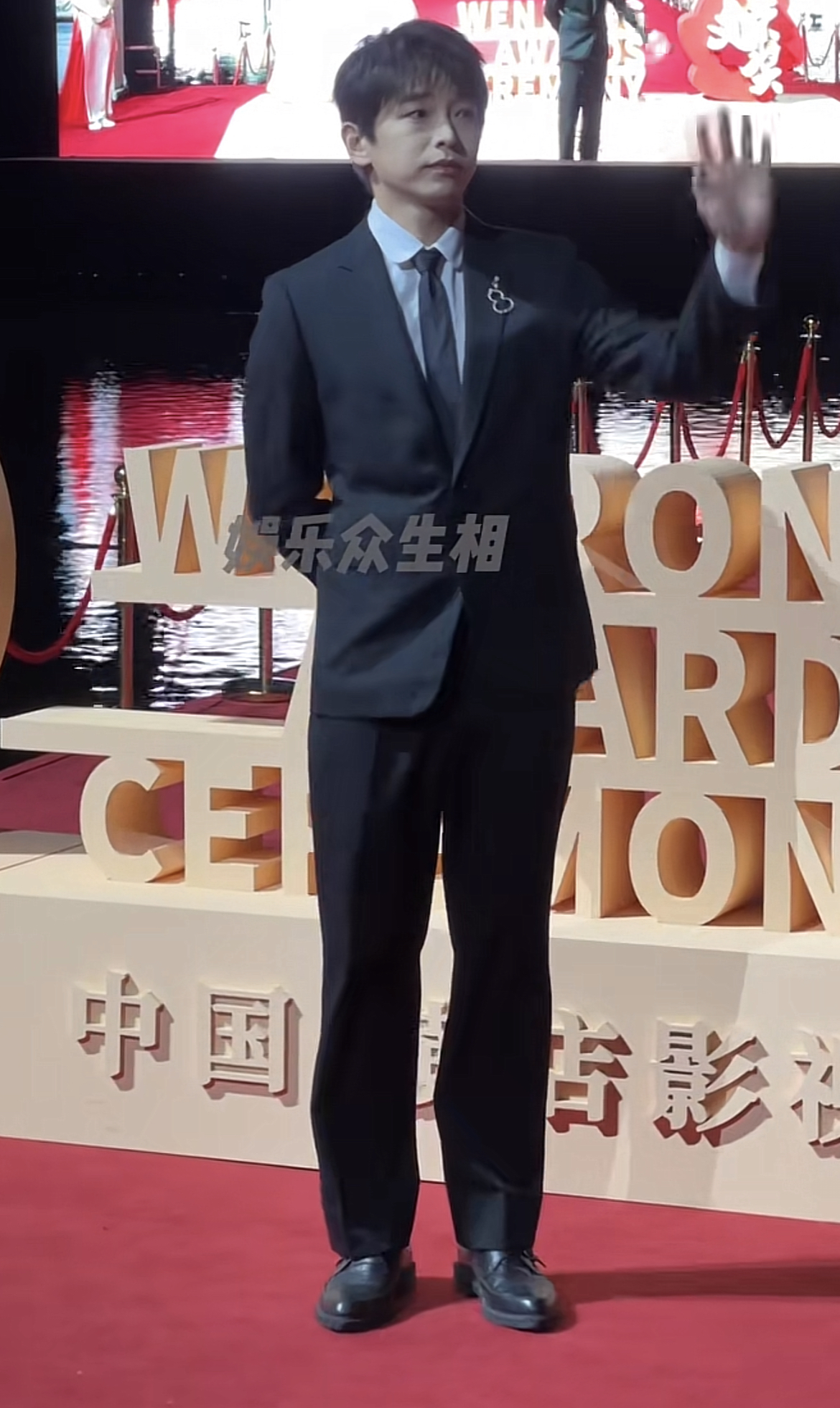 横店这一夜,70岁的“黑豹子”寇振海,给小鲜肉们上了一堂仪态课