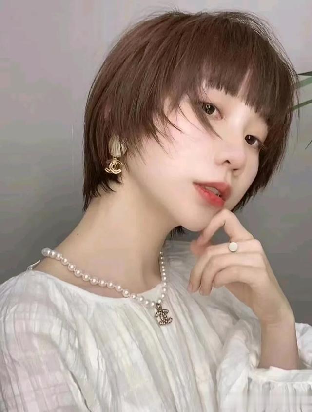 女发别乱剪，最值得尝试还是层次短发，动感还时尚