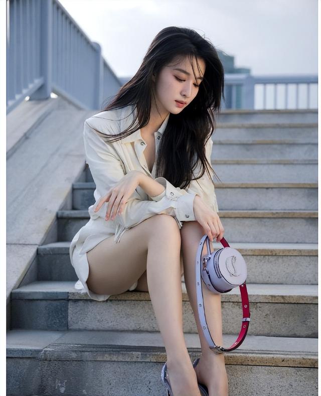 王楚然穿战国袍拍照,被网友偶遇, 优雅又大方!