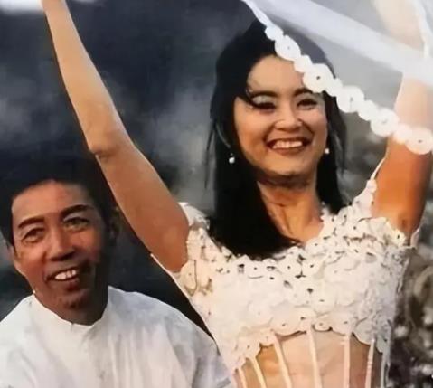 林青霞:为丑老公生下两个女儿后,他把13岁的私生子带回家