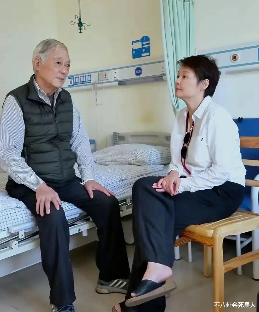 50岁袁立素颜发福似路人,三婚嫁普通人,退圈多年坚持做慈善