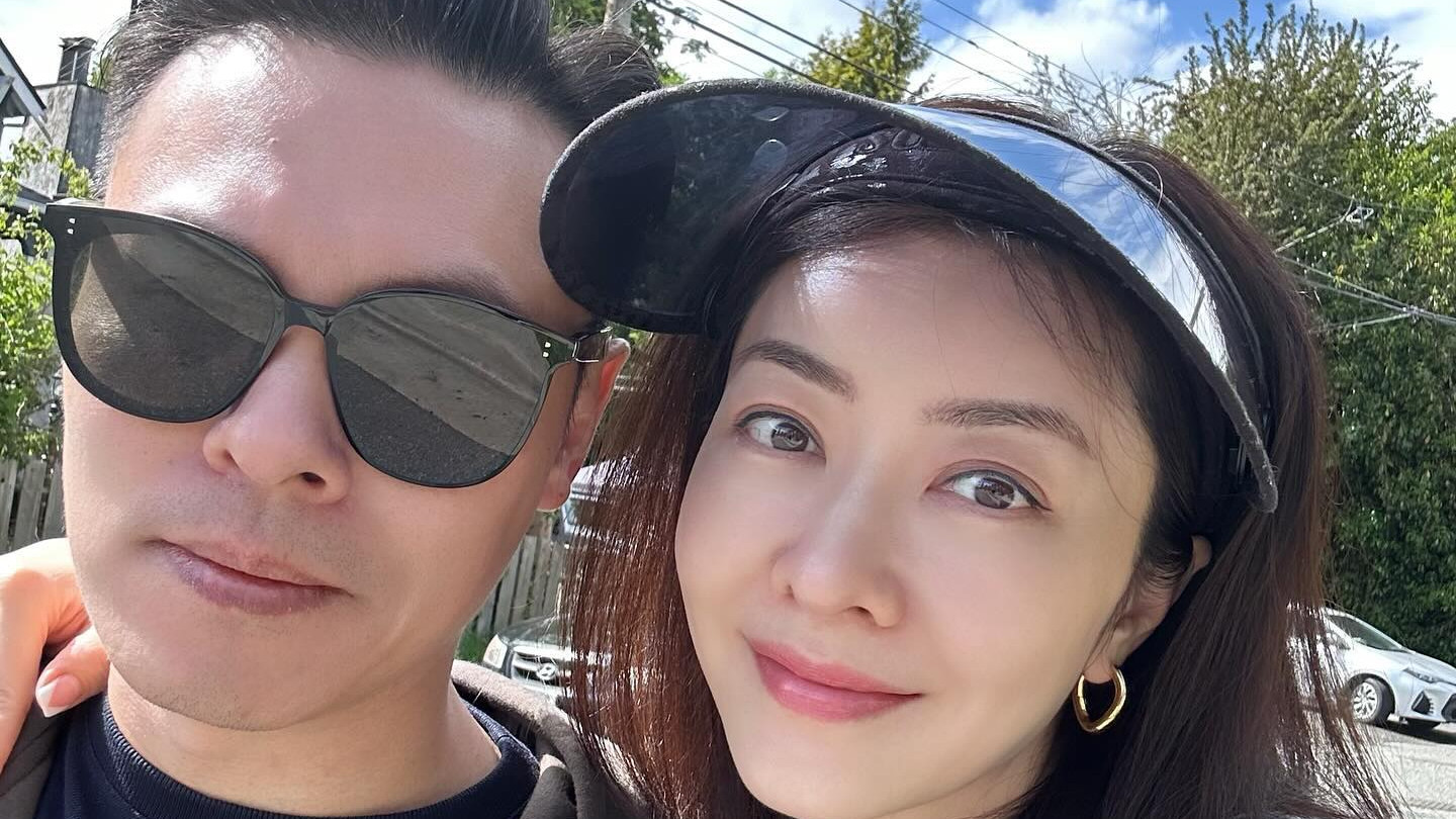 熊黛林和婆家人旅游，百亿婆婆同框出镜，大姑姐郭可盈很漂亮