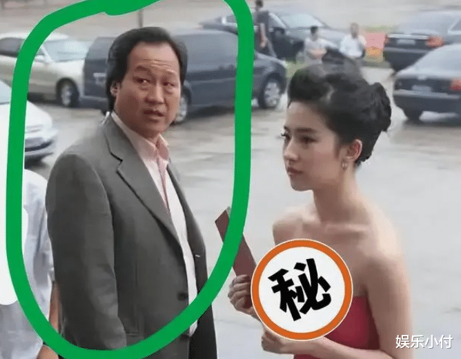 刘亦菲与干爹热聊被拍,女方捂嘴大笑,两人互动自然毫不避嫌