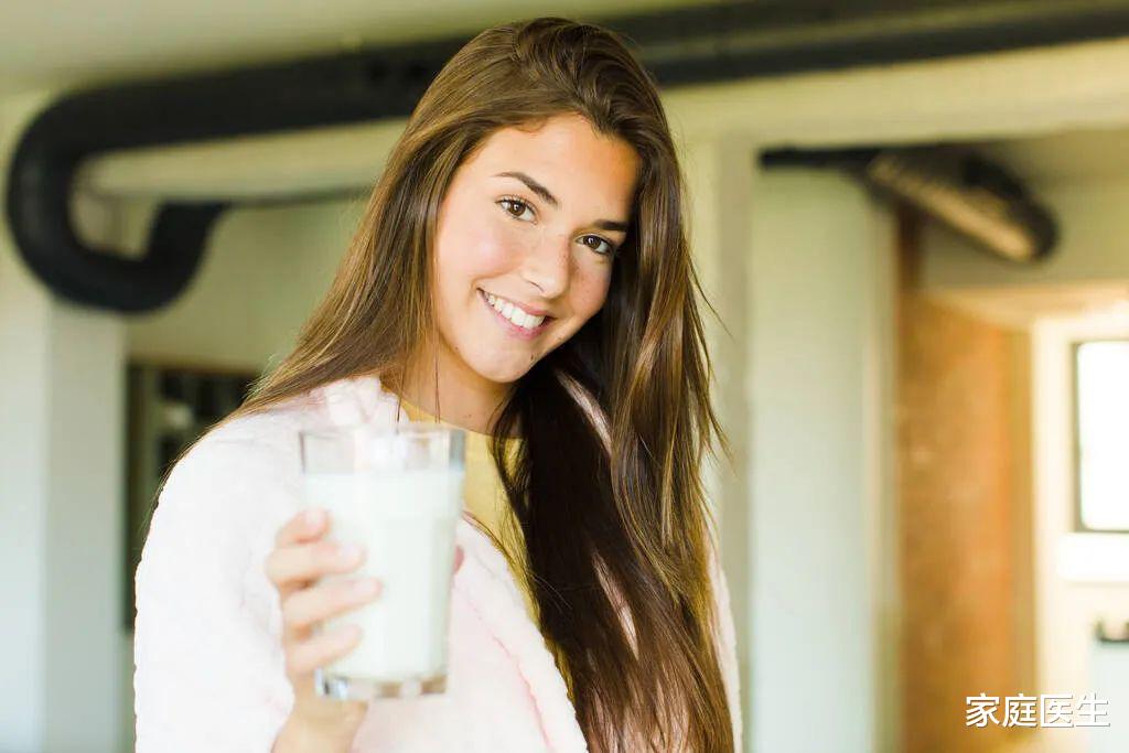 牛奶早上喝好,还是晚上喝好?喝牛奶伤胃还是养胃?7个牛奶小问题,看懂再喝也不迟
