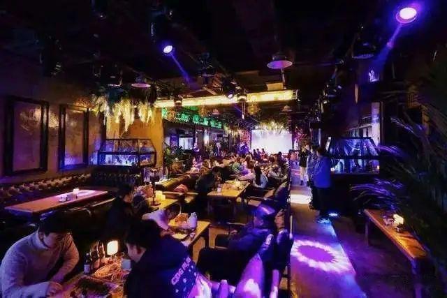 马云刘强东没做到的事,被个保安做到了,靠十块钱啤酒狂赚八个亿