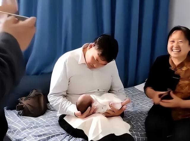 大衣嫂晒孙子正脸照,外貌酷似朱雪梅,网友担心其智商有问题