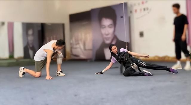 抱不起女星、拉不开弓、硅胶假身材,圈里男演员到底有多虚?