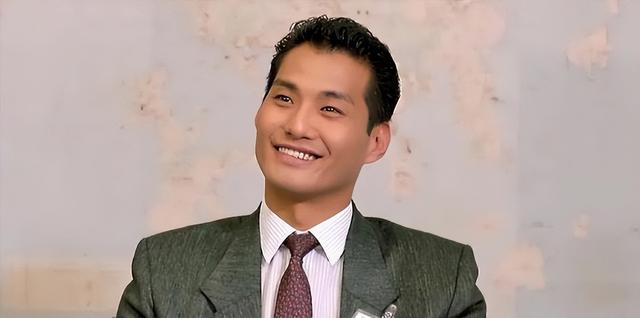 65岁港星定居内地小县城,新房比香港住宅豪华,年近70岁状态咋样