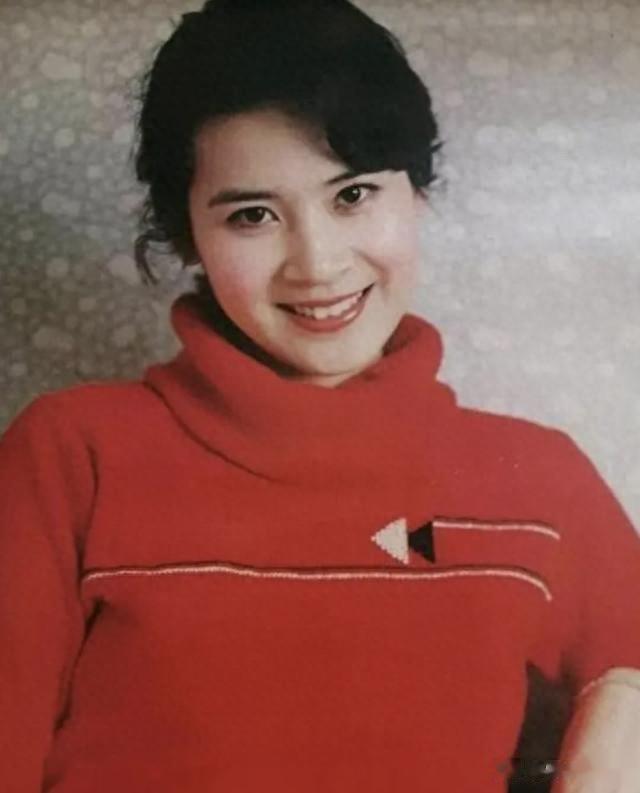 她身为国家级顶尖演员，拥有“正军级”礼遇，至今65岁依旧单身