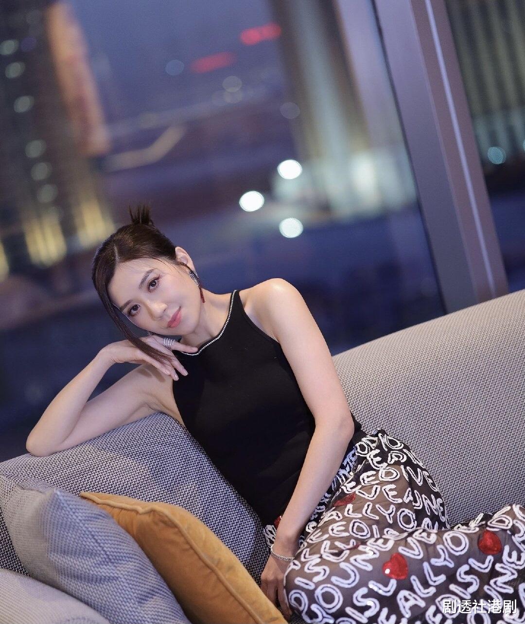 TVB离巢花旦晒美照!穿透视裙下半身若隐若现,结婚一年无意造人