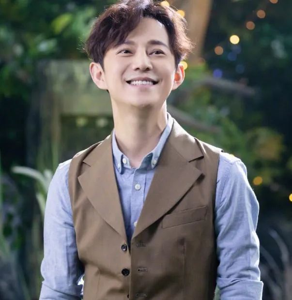 50岁何炅终于公开喜讯,粉丝炸锅欢呼,全网恭喜!