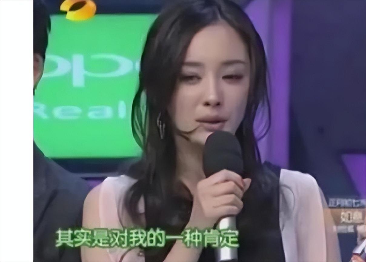 笑麻了！余承东与杨幂合影尴尬不已，手里的鲜花不知道该放哪