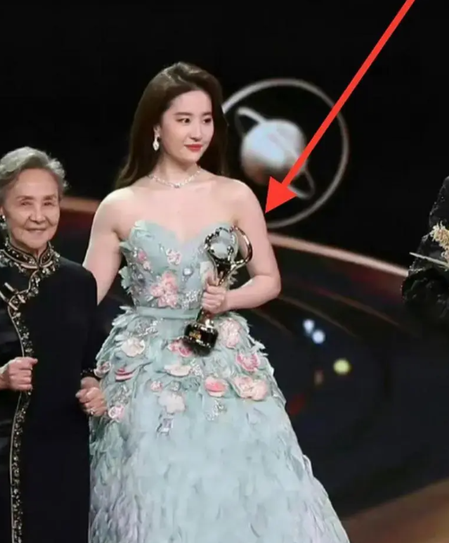 10位娱乐圈的“半截美人”,看脸绝美,但腿粗、虎背熊腰是硬伤