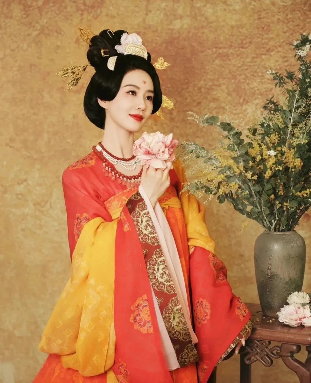 刘诗诗|刘诗诗首次登春晚,吴奇隆却回老家过年,两人的婚变的传言不断,网友说,懂得人都懂!