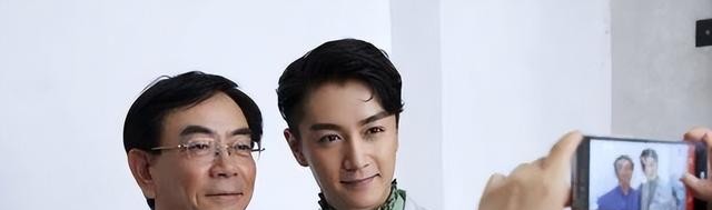 婚变石锤?陈妍希父亲突然离世,好友皆悼念安慰,陈晓却不愿发声