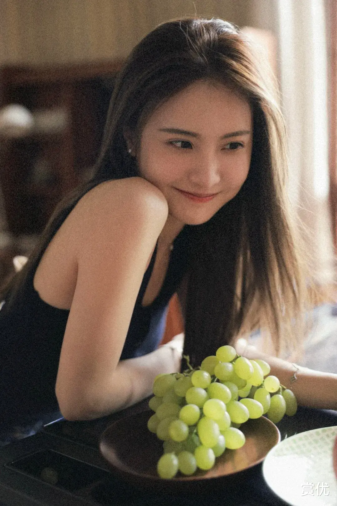 赖雨濛美艳活泼 白皙脚丫