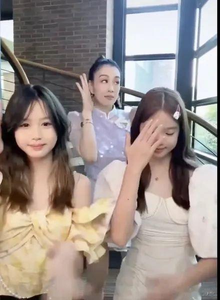 钟丽缇和温碧霞同框：仅相差3岁，但是「骨相美」的差别一目了然