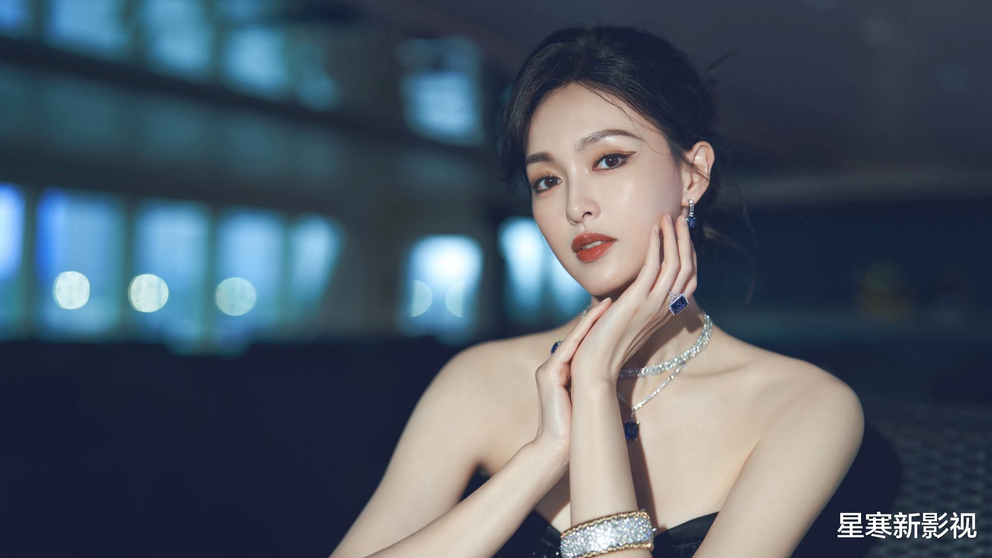 《独身女人》再引热议,唐嫣穿西装太A,和赵又廷同框莫名很搭!