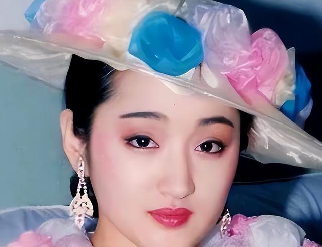 杨钰莹第一次上央视,工作人员被其美貌“吓到了”,她当年有多美
