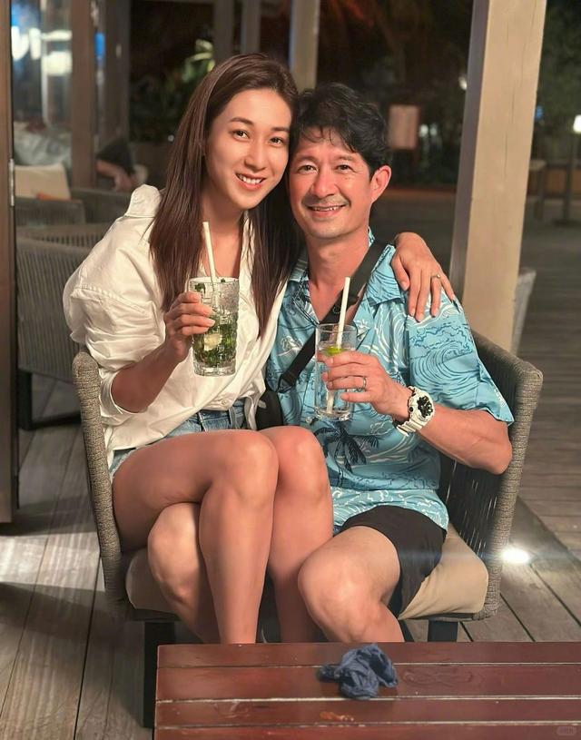 钟嘉欣晒照庆祝40岁生日 与孩子们合影留念