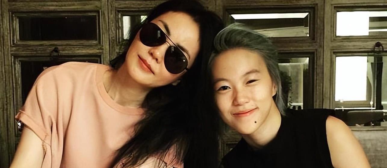 同样都是王菲的女儿，窦靖童和李嫣，她们的人生有何不同？