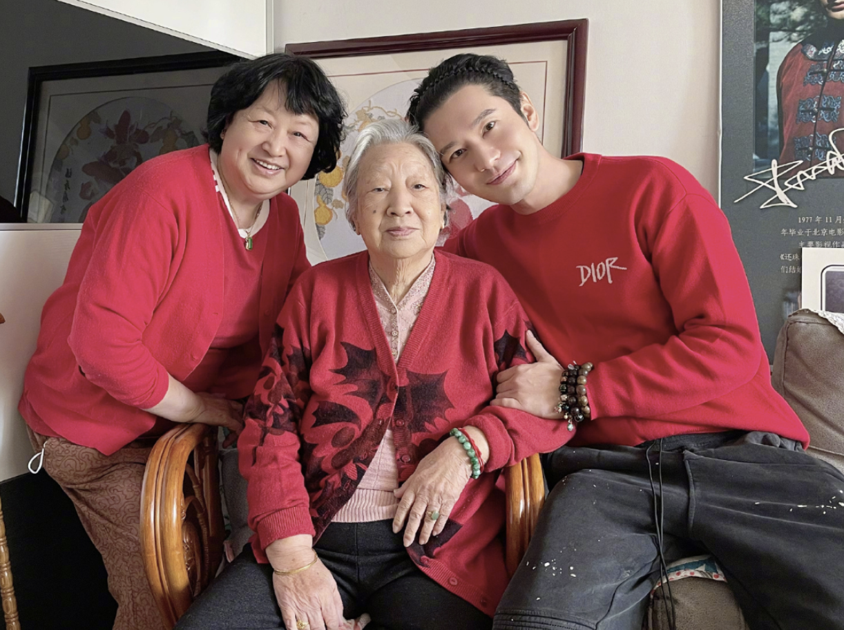 黄晓明姥姥96岁大寿,身材暴瘦惹人心疼,小海绵拍照吃西瓜忙前忙后