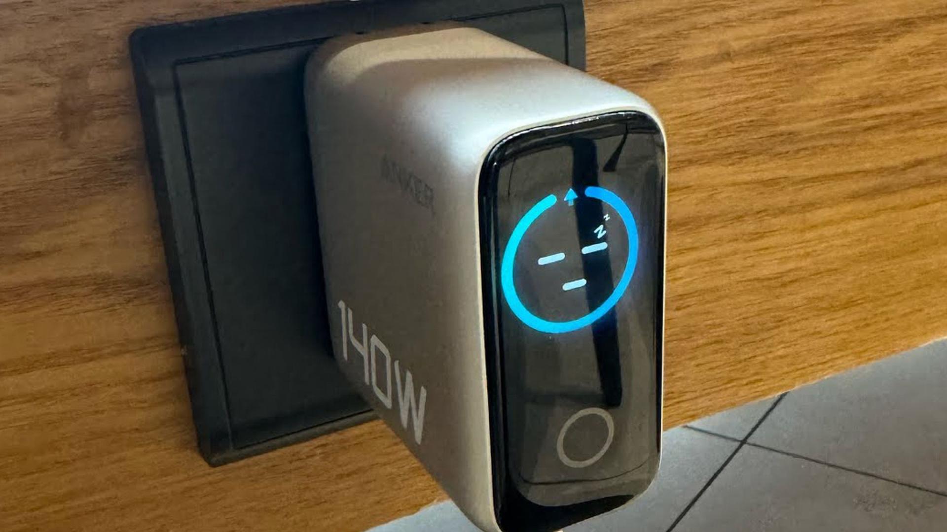 安克推出首款带屏幕的140W充电器