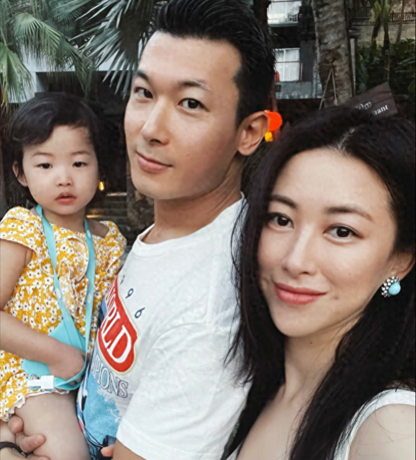 朱珠女儿近照曝光，简直是缩小版的朱珠，这也太可爱了