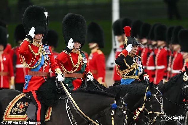 6岁路易小王子随风笛声起舞,姐姐夏洛特试图阻止,妈妈凯特笑而不语