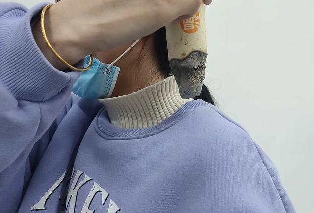 肩上有个“黄金三角区”，每天刮2分钟，舒筋活络，肩颈舒展！