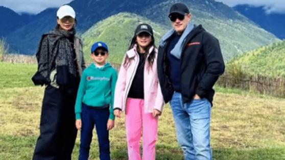 马雅舒一家四口出游，老公高大俊朗不输吴奇隆，儿女颜值高得离谱